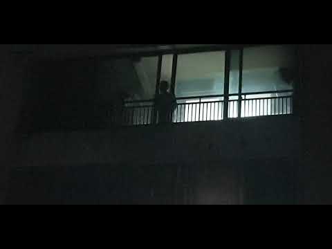 아파트 베라다에서 담배피우고 꽁초 던지는새끼