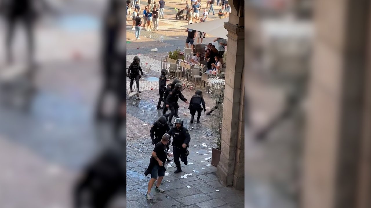 Batalla campal en la Plaza Mayor: los aficionados del Brujas obligaron a cargar a la Policía