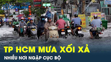 Mưa xối xả “như trút nước” bất ngờ ập xuống TP HCM, nhiều nơi ngập nặng, đường phố hóa sông