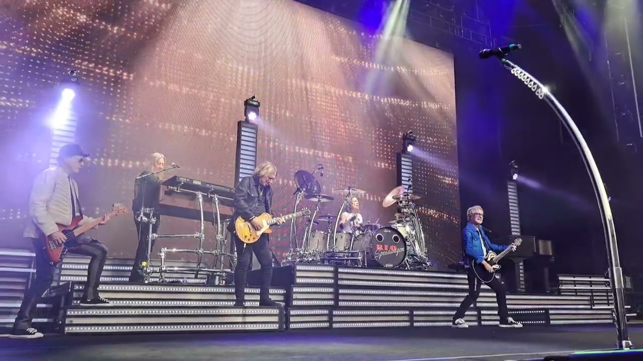 #TakeItOnTheRun by #reospeedwagon from tonight's #jonesbeach show with #Train and #YachtRockRevue