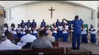 Kwaya ya Familia Takatifu Tandale katika tamasha la Mt Cecilia ikiongozwa na mwalimu Alberto Paskal