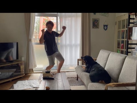 筋トレの合間でも愛犬とスキンシップは欠かさないパパ