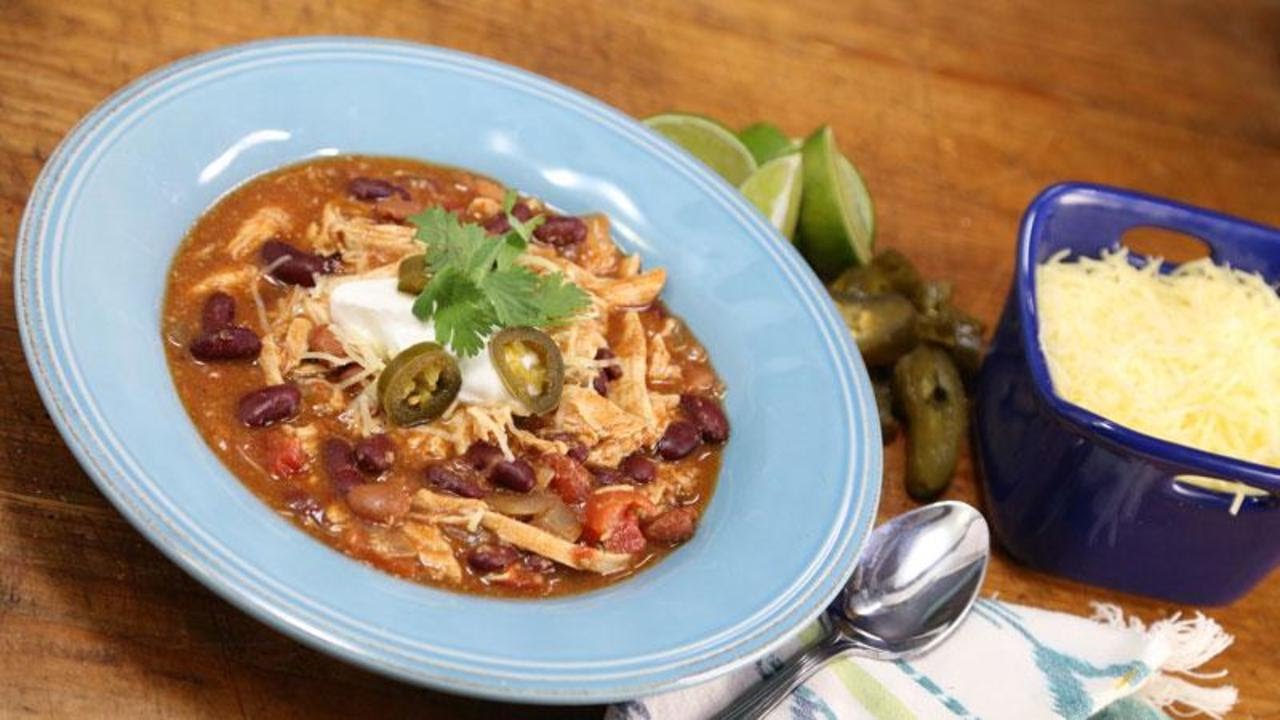 Jeanette’s Slow-Cooker Sriracha Chicken Chili | Rachael Ray Show