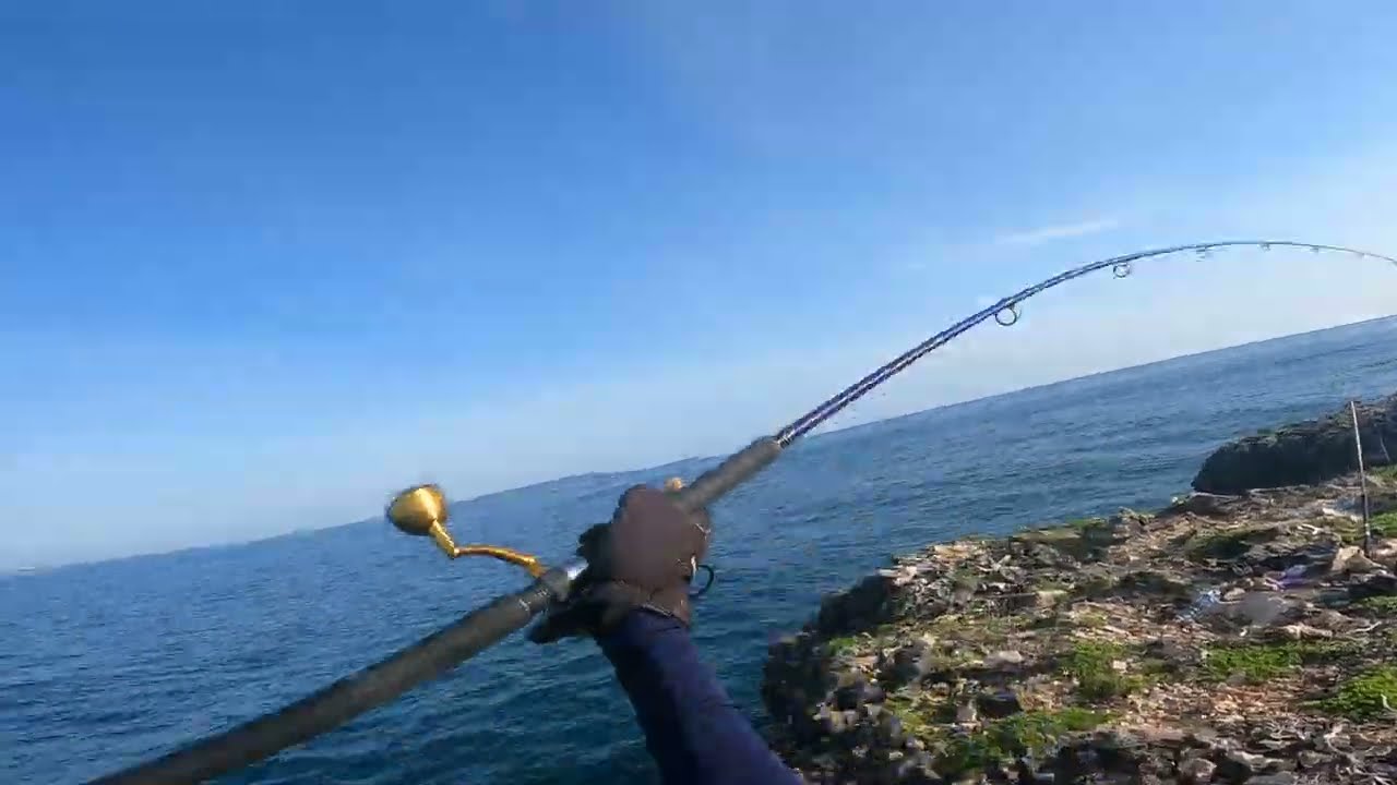 Shore jigging di Pulau strike di lemparan kedua || Outline jig 80 gram