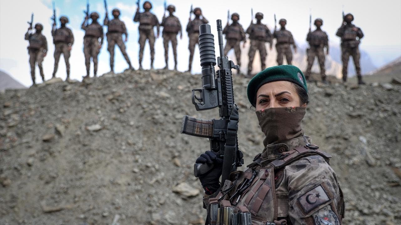 Kadın Özel Harekatçılar nefes kesiyor