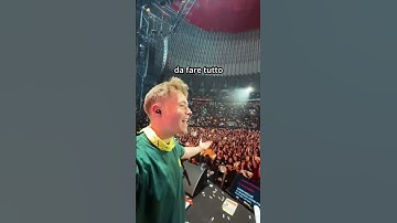 Thumbnail of Il filo rosso cantata da 10 mila persone