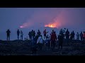 На исландском полуострове Рейкьянес туристы наблюдают за остывающей лавой