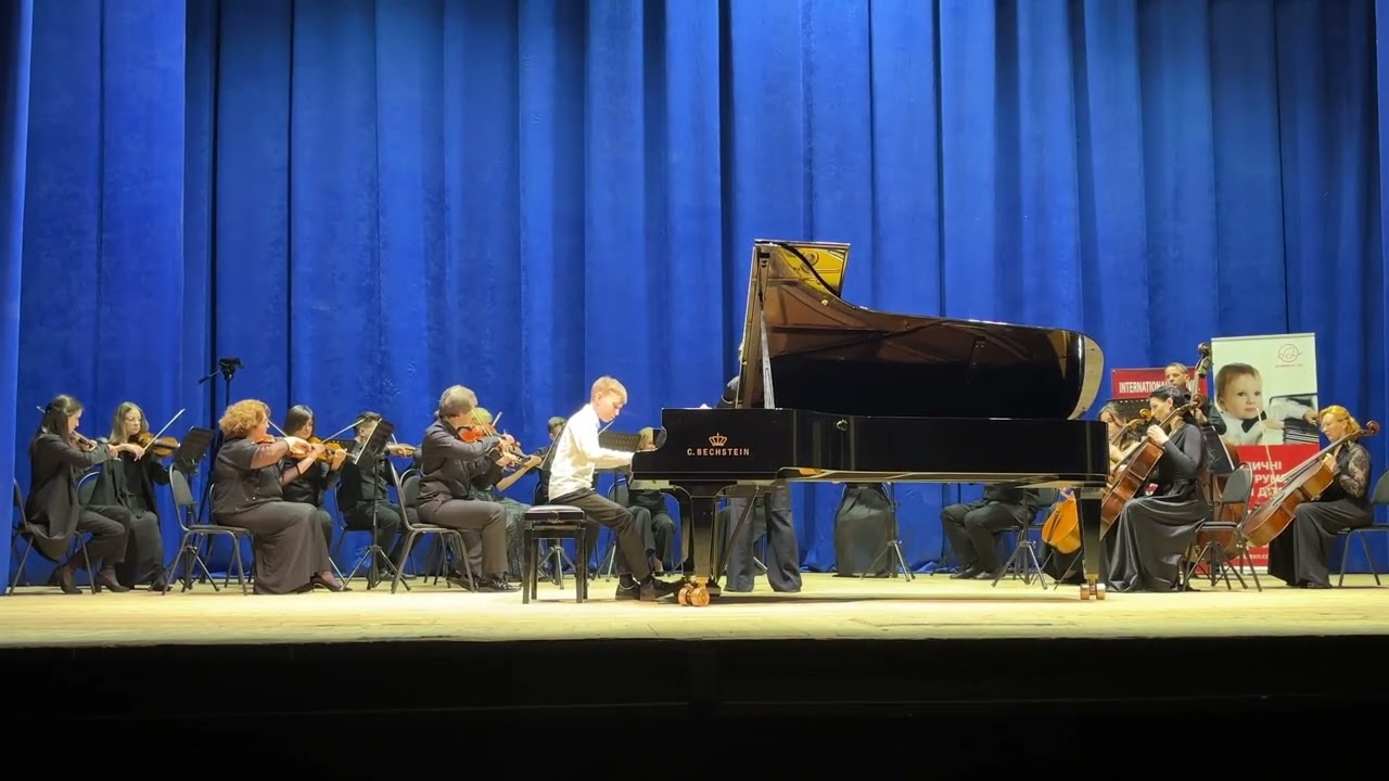 Й. Бах Концерт для ф-но з оркестром фа-минор І частина. Виконує Борис Дяченко, 11 років.