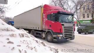Scania G360 буксует на дороге Scania G360 slips on the icy road