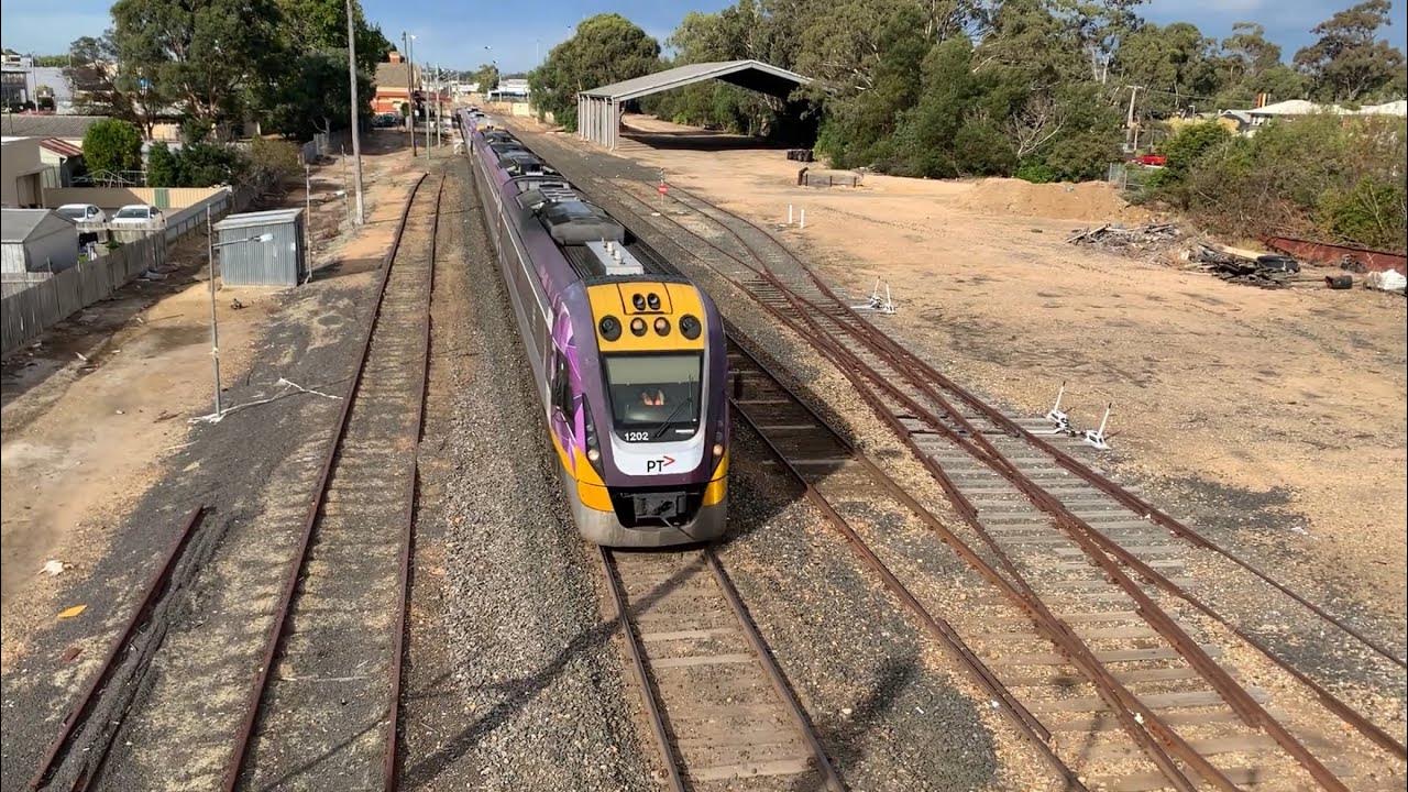 V/Line VL02 & VL104 Departing Bairnsdale Station to Melbourne HORN SHOW YouTube V/Line VL02 & VL104 Departing Bairnsdale Station to Melbourne HORN SHOW YouTube
