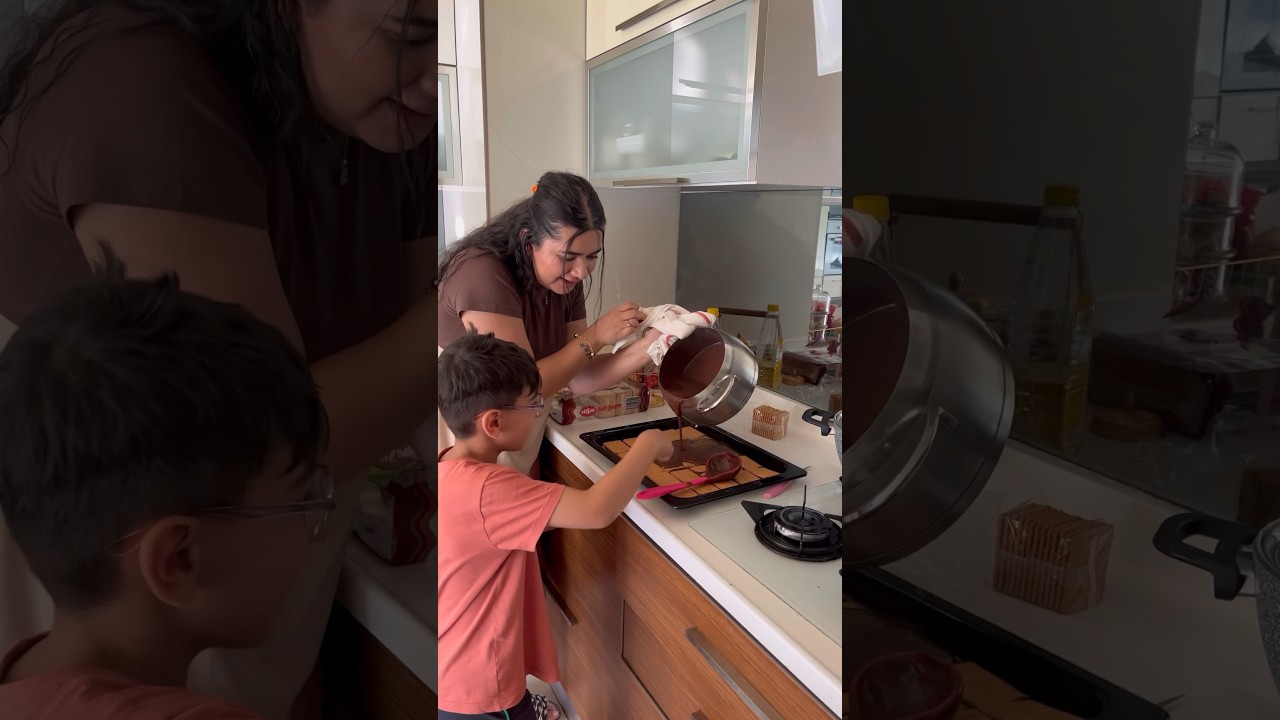 Eyvah çocugun eli yandı #vlog #birgünüm #keşfet #yemek #pasta #yanık #çocuk #tarif #shorts Eyvah çocugun eli yandı #vlog #birgünüm #keşfet #yemek #pasta #yanık #çocuk #tarif #shorts