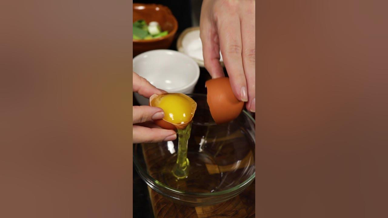 Consommé, o caldo clarificado francês (Julia Child, 1961) shorts YouTube