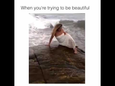 ههههه فتاة جميلة لكن الموجة لا ترحم احد