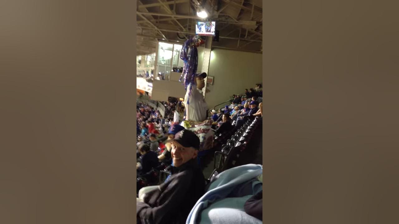 Hilarious CRACKER JACK vendor at Chicago Cubs game YouTube