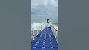 شوف الموج كيف جاهم يوتيوب موج بحر عجيب 