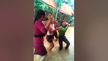 Cười ra nước mắt với đám cưới mùa nước lũ .