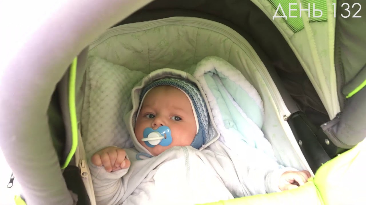 Как младенец катается в коляске, засыпает, лежит на животе на маме и ...