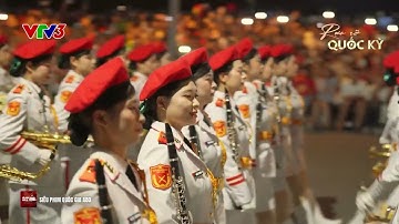 Những con phố đỏ rực cờ sao đang hòa chung nhịp đập hướng về ngày hội lớn của dân tộc