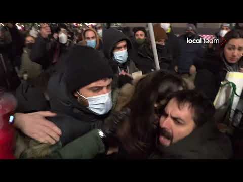 Milano, protesta No Pass in piazza del Duomo: fermi e identificazioni polizia