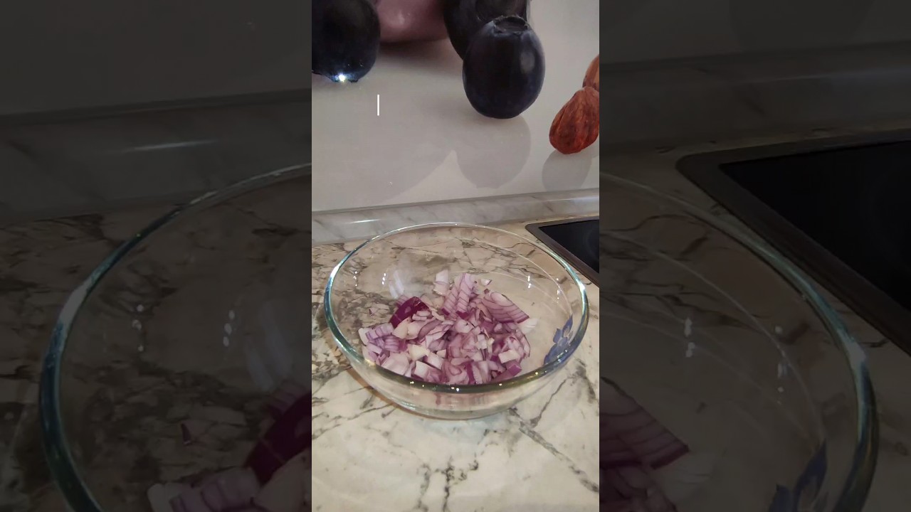 Как быстро и просто замариновать лук для салата 🧅
