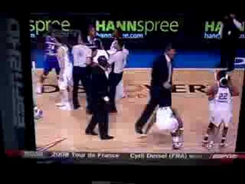 fight (scuffle) breaks out in WNBA game with just about 5 seconds left, watch for the coach pushing lisa leslie to the floor