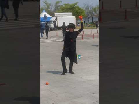 [한강거리공연] 마술사 이준상 (공저글링 묘기) 여의나루 여의도 버스킹  20170415토