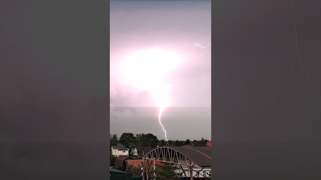 Близкий разряд молнии во время сильной грозы в Подмосковье, 08.06.2025. 