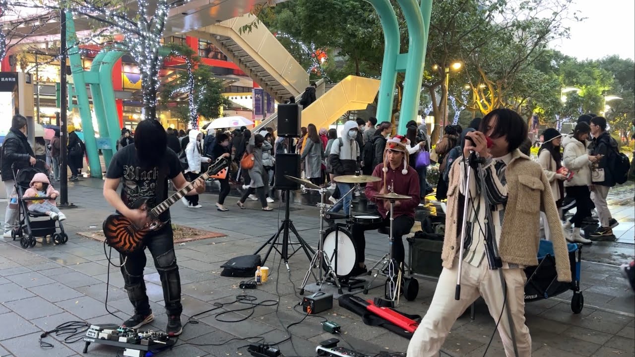 One day one piece the rootless live without bass band busk in