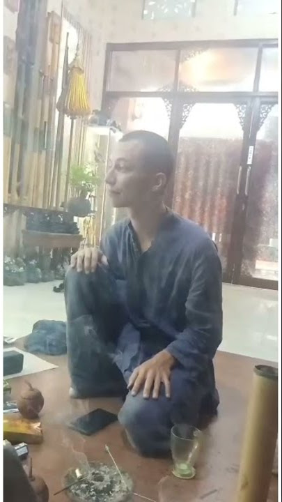 Aksi Suhu Dari Rusia Bakar dupa jawa..lupa mantra nya ..