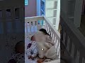 A irmã mais velha entra sorrateiramente no berço do bebê às 3 da manhã 🥺