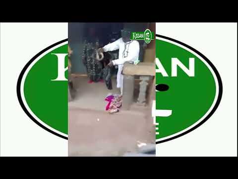 Faranah Elhadj Moussa Kallo Attrape Un Serpent Qui A Tué Trois Personnes D Une Même Famille