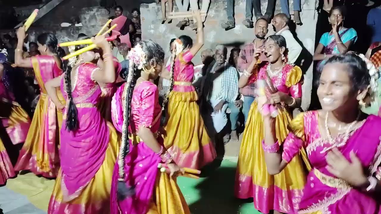 మురిపాల వన్నెల రాధా కోలాటం ట్రెండింగ్ సాంగ్ Young Girls Amazing kolatam performance || Kolatam