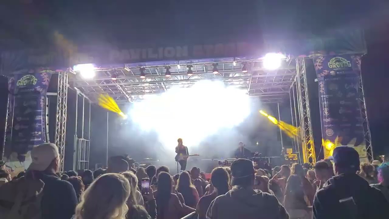 Two Feet "Have some drinks" (live) at Florida Groves (April 2024)