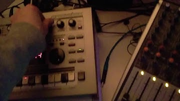 PutZion - Roland MC303 - Akai Rhythm Wolf - Free Session (Techno)