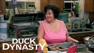 Miss Kay Starts A Sausage Food Truck (Season 2) | Duck Dynasty