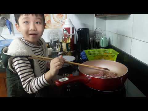 Video Bé học làm mì xào thịt thơn ngon (ĐỨC LÂM TV) - YouTube