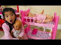Emma Niñera Jugando con Muñecas de Bebé | Baby Dolls in Bunk Bed Toy