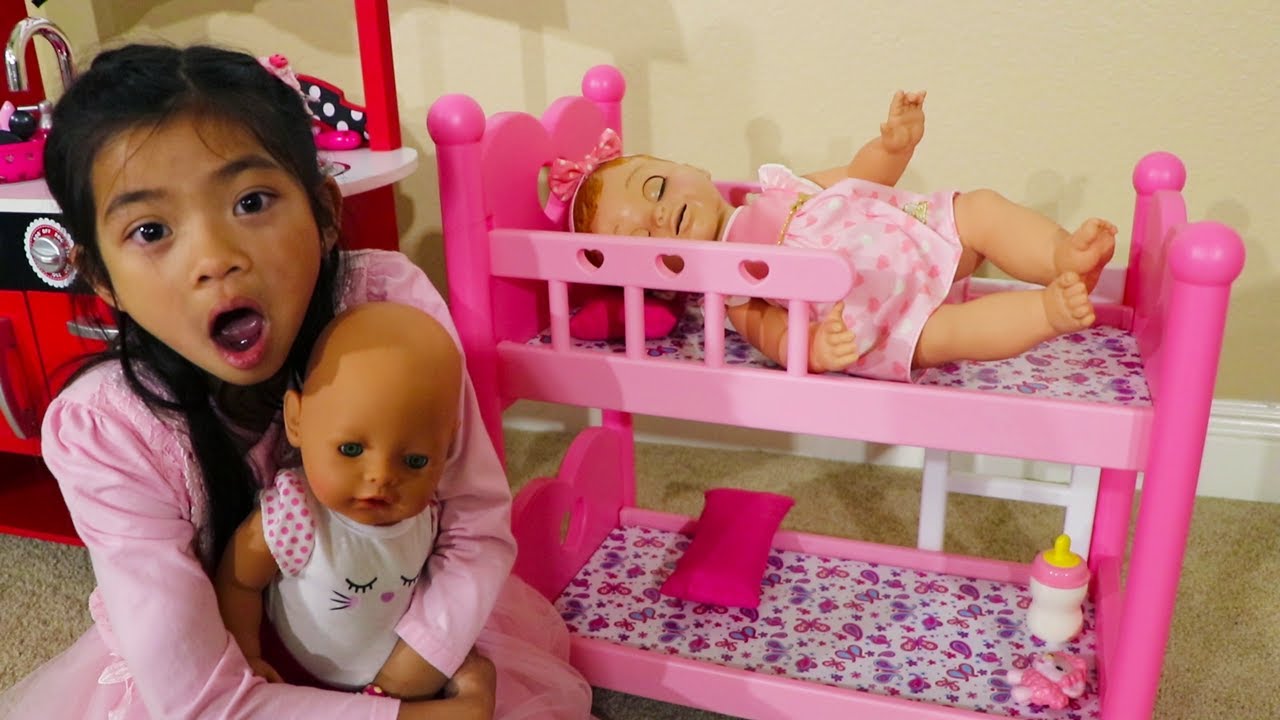 Niñera Jugando con Muñecas de Bebé | Baby Dolls in Bunk Toy - YouTube