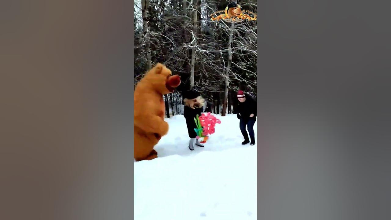 медведь танцует в лесу с девчатами - YouTube