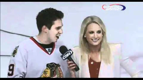 Fan Flirts With Reporter Live Awkward Moment (Orig...