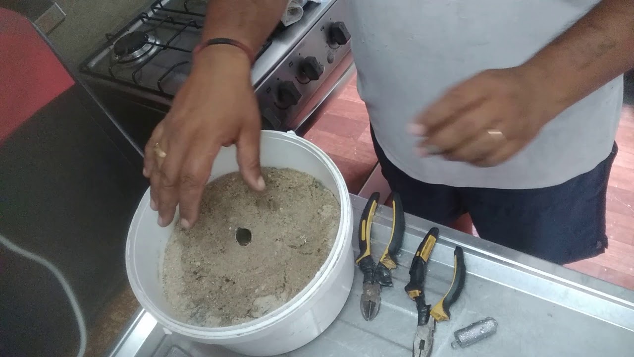 Plomo con forma cilíndrica, con lata de cerveza