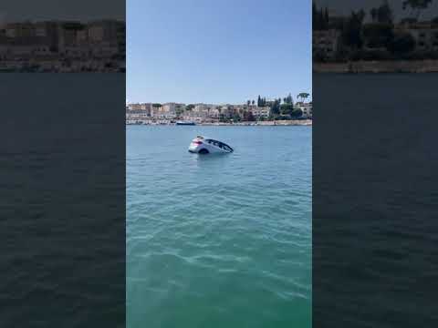 Brindisi, auto finisce in mare sotto gli occhi del proprietario: «Ha dimenticato il freno a mano»
