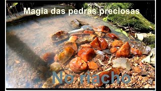 A magia das pedras preciosas no riacho