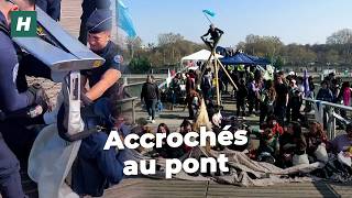 À Paris, Extinction Rebellion Occupe Une Passerelle Avant Le 2E Tour Des Élections Municipales