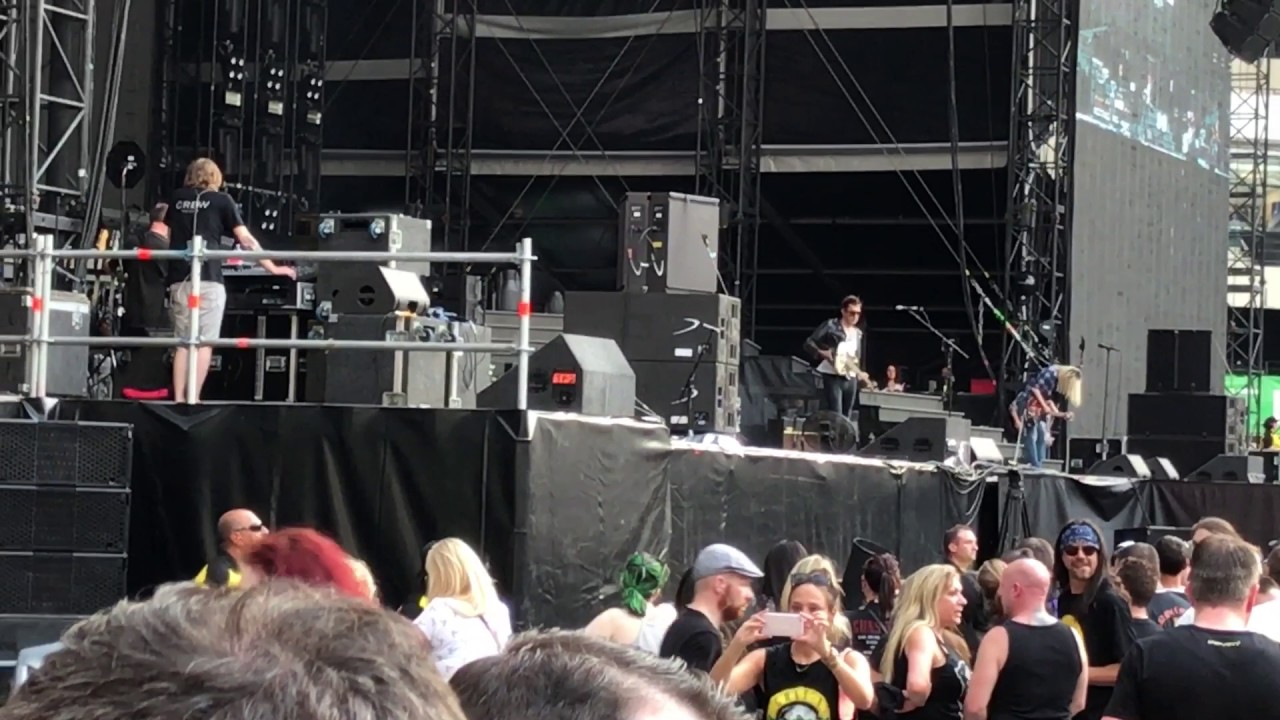 The Kills Kissy Kissy [live Olympic Stadium, London 170617] YouTube