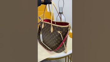 The Neverfull Bandoulière Inside out is double-sided design highlights the trendy newness