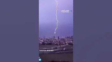صاعقة تضرب برج الساعة في مكة فجر يوم الجمعة مشهد مهيب 