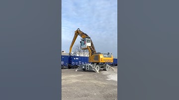 Liebherr LH40 unloading trains #shorts