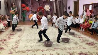 Танец Мальчиков С Тазиками На 8 Марта. Детский Сад