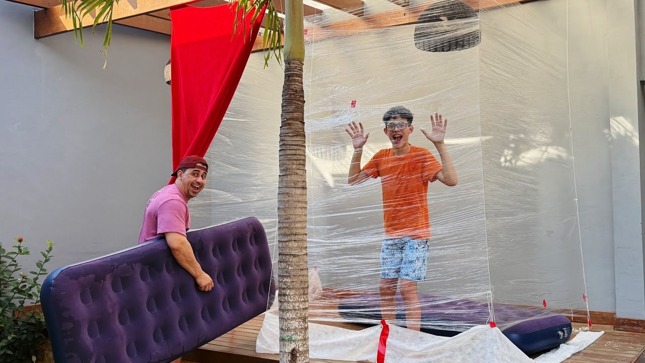 FIZEMOS UM FORTE DE PLÁSTICO NO NOSSO JARDIM!